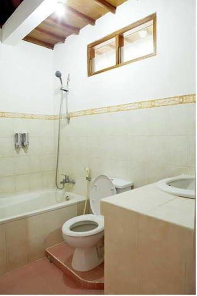 Yuli Bungalows Kuta  Bagian luar foto