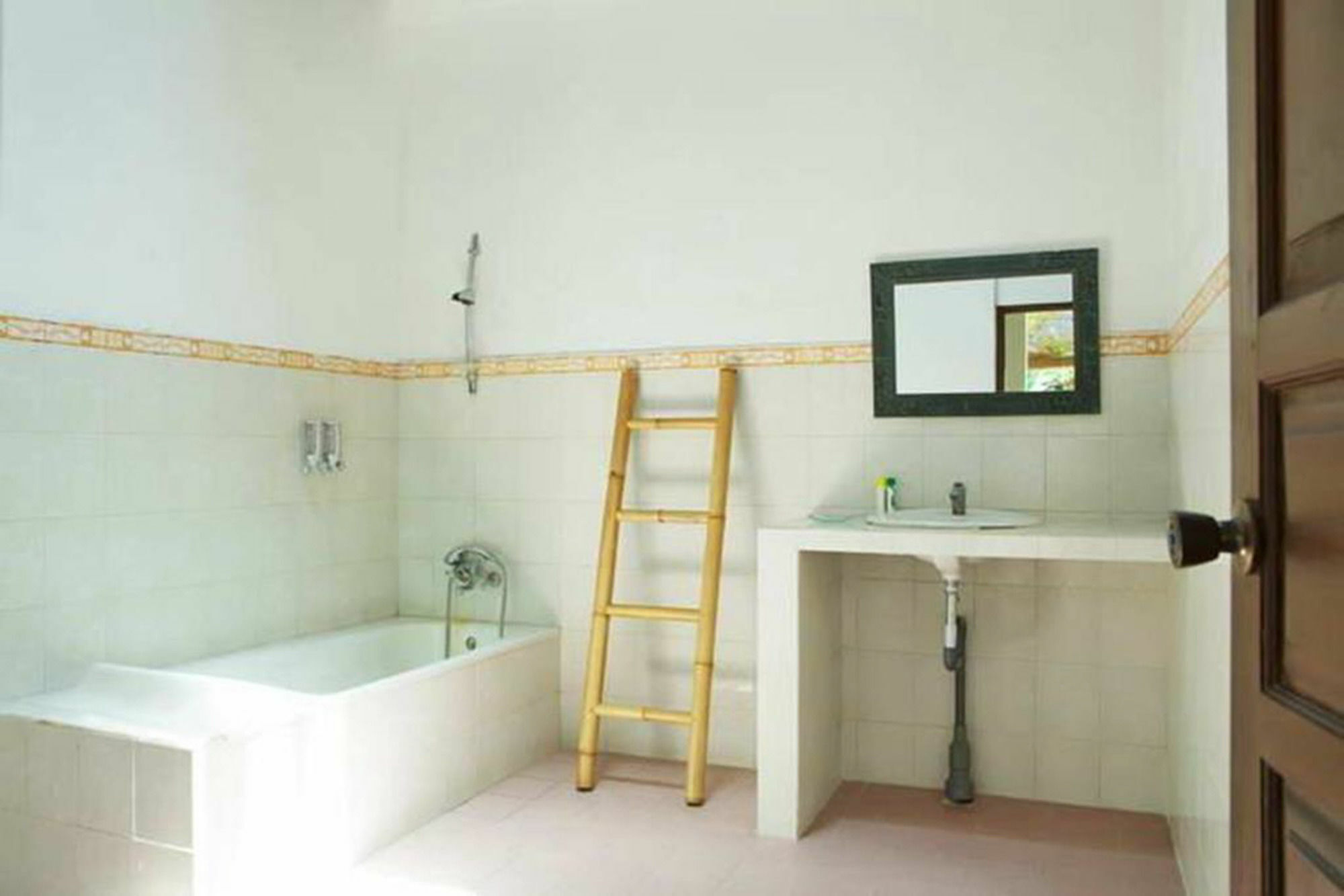 Yuli Bungalows Kuta  Bagian luar foto